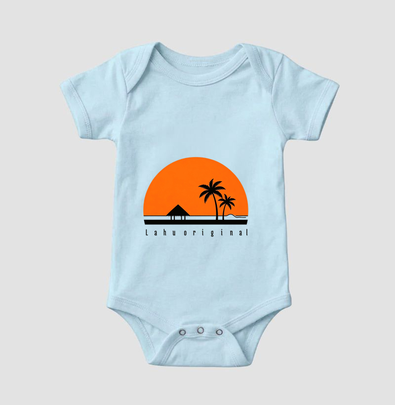 Essa estampa é um exemplo encantador do poder do minimalismo. Com poucos elementos — um grande sol alaranjado ao fundo, duas palmeiras negras e uma cabana simples — ela transmite uma sensação de tranquilidade tropical e liberdade - Imagem 4