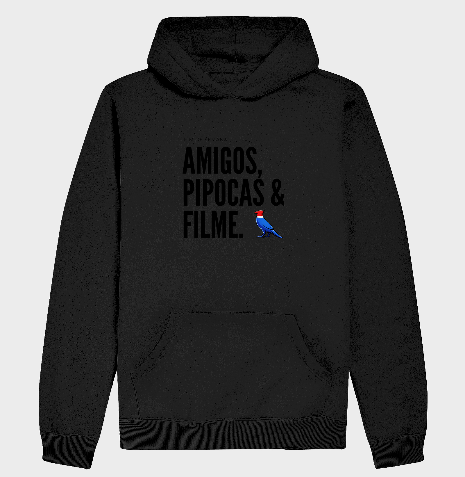 Essa estampa combina com quem tem um estilo urbano e alegre. É uma peça que comunica personalidade e bom humor, ótima para usar em encontros de fim de semana ou para presentear alguém que adora cinema e diversão. - Imagem 2