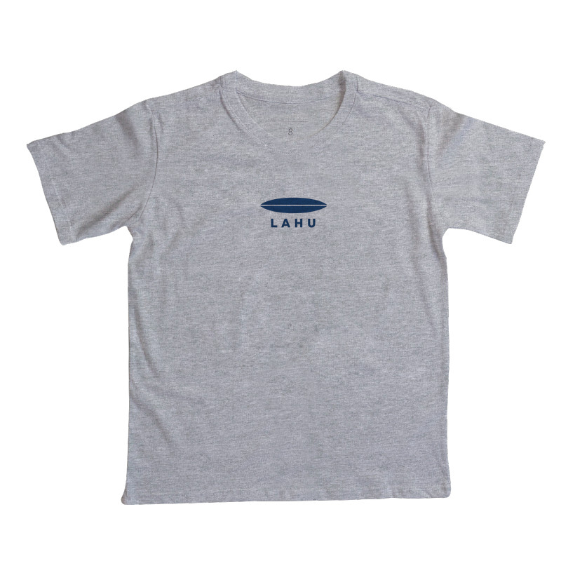 Minimalista, elegante e poderosa — essa estampa da LAHU traduz força e sofisticação em cada linha. O design limpo, com formas precisas e o azul profundo, transmite confiança e equilíbrio, evocando a energia do mar e o espírito livre de quem sabe o que quer. - Imagem 5