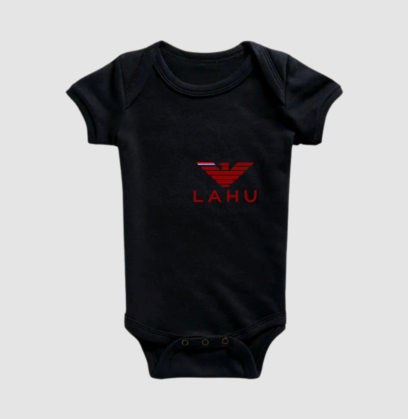 A estampa LAHU RED foi criada para quem carrega força no coração e propósito em cada passo. Sua águia vermelha simboliza coragem, liderança e a capacidade de superar qualquer desafio sem perder a conexão com suas origens - Imagem 2