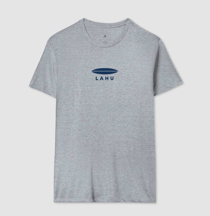 Minimalista, elegante e poderosa — essa estampa da LAHU traduz força e sofisticação em cada linha. O design limpo, com formas precisas e o azul profundo, transmite confiança e equilíbrio, evocando a energia do mar e o espírito livre de quem sabe o que quer. - Imagem 8