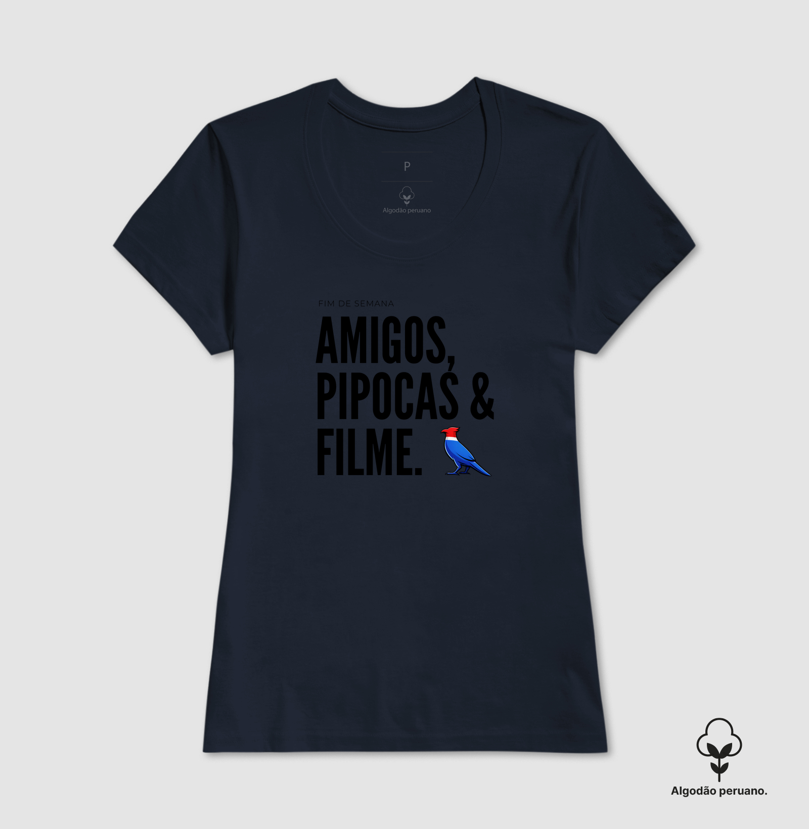 Essa estampa combina com quem tem um estilo urbano e alegre. É uma peça que comunica personalidade e bom humor, ótima para usar em encontros de fim de semana ou para presentear alguém que adora cinema e diversão. - Imagem 2