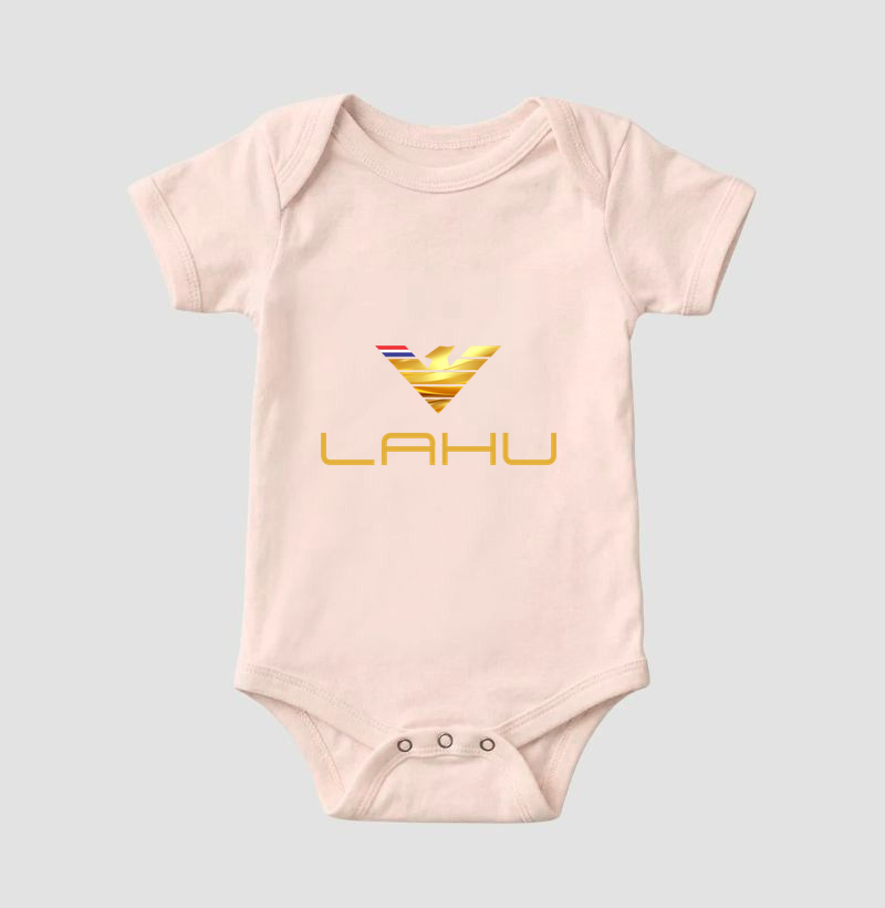 LAHU — DOURADO, IMPONENTE, INESQUECÍVEL ✨ Sobre o BRANCO profundo que abraça tudo, o ouro brilha com força própria — não pede atenção, a impõe. Acima, o símbolo que carrega a essência: traços nobres, brilho metálico que captura o olhar, a fênix erguida em tons de realeza — renascimento, vitória, poder. - Imagem 5