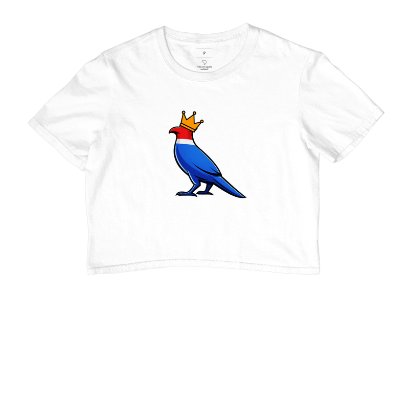 👑 O Carcará colocou sua coroa!  Mais que uma estampa, é um grito de orgulho nordestino. O Rei do Sertão surge com suas cores vibrantes — vermelho, branco e azul — representando a força, coragem e resistência de um povo que nunca se curva diante das dificuldades. - Imagem 3