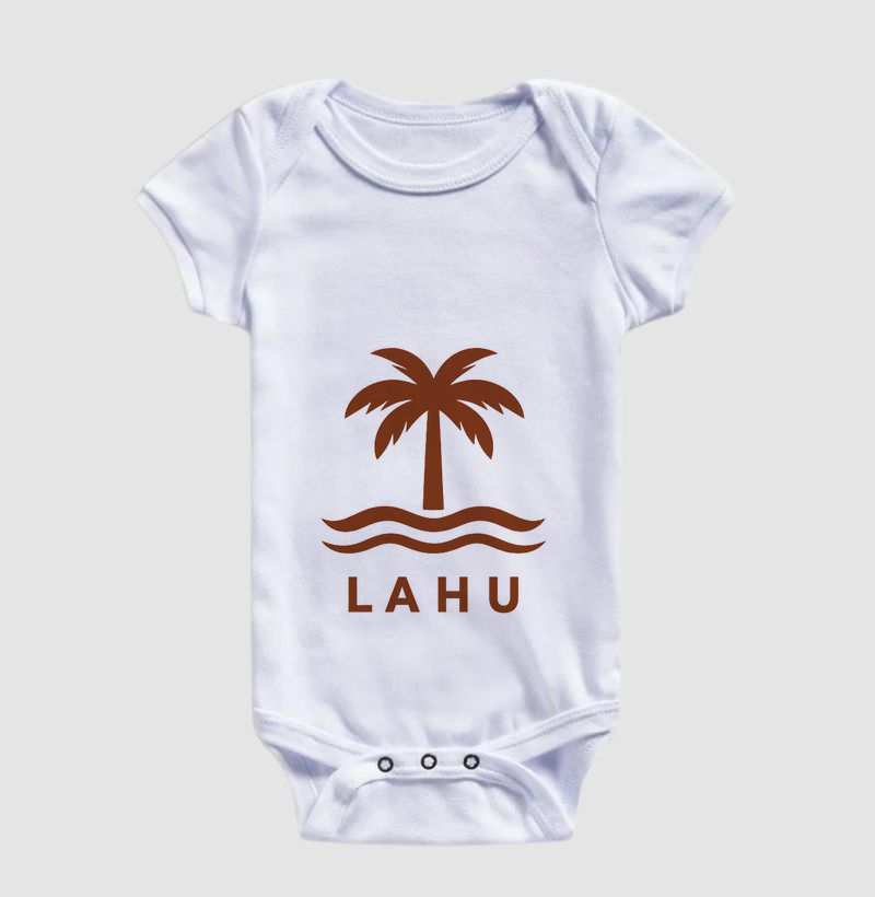 “Vista o verão o ano inteiro. A estampa LAHU é mais que um visual — é um estilo de vida. Inspirada nas praias tropicais e na leveza dos dias ensolarados, ela combina elegância natural e vibração positiva. Ideal para quem busca conforto, atitude e um toque de natureza em cada detalhe.” - Imagem 3