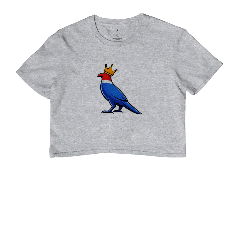 👑 O Carcará colocou sua coroa!  Mais que uma estampa, é um grito de orgulho nordestino. O Rei do Sertão surge com suas cores vibrantes — vermelho, branco e azul — representando a força, coragem e resistência de um povo que nunca se curva diante das dificuldades. - Imagem 6