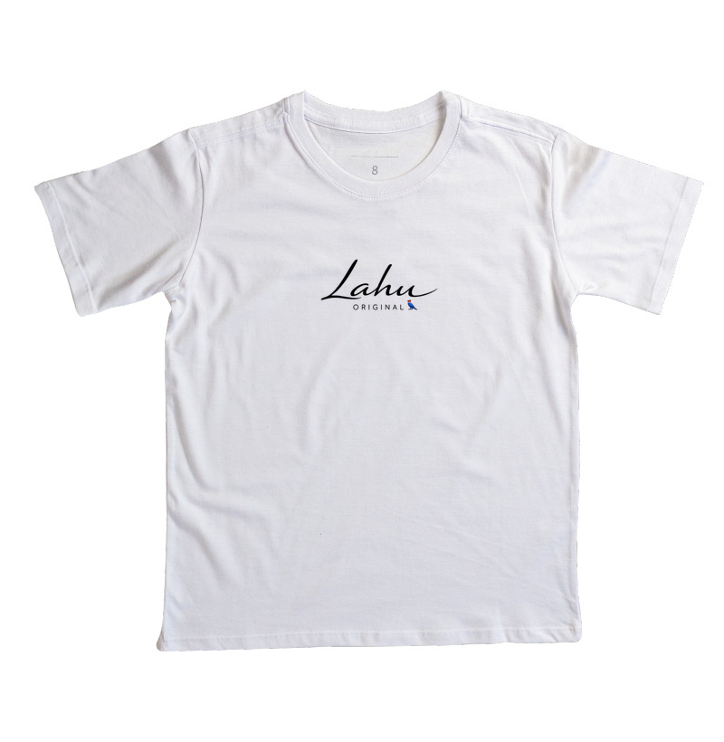 ✨ Essa estampa é um exemplo perfeito de elegância minimalista. O design apresenta o nome “Lahu” em uma caligrafia fluida e sofisticada, transmitindo leveza e autenticidade. Abaixo, o termo “ORIGINAL” surge em letras maiúsculas, equilibrando o conjunto com um toque de modernidade e firmeza. - Imagem 4