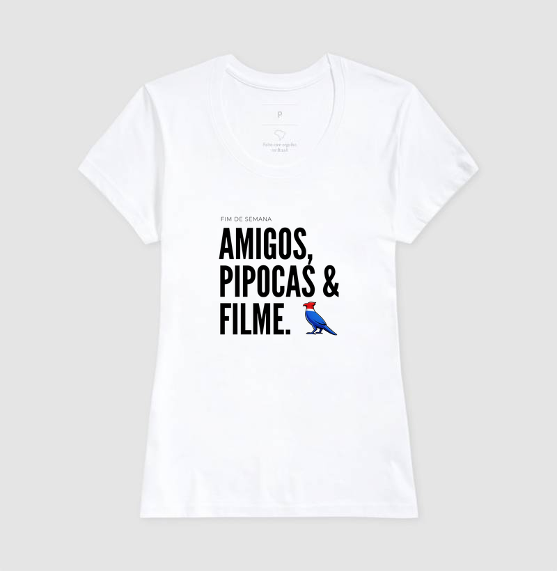 Essa estampa combina com quem tem um estilo urbano e alegre. É uma peça que comunica personalidade e bom humor, ótima para usar em encontros de fim de semana ou para presentear alguém que adora cinema e diversão. - Imagem 3