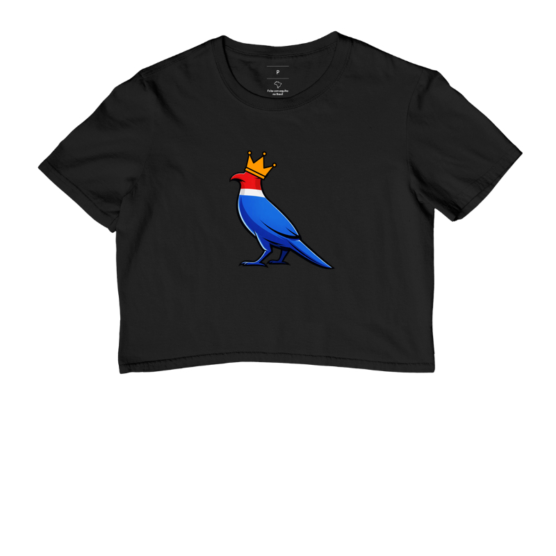 👑 O Carcará colocou sua coroa!  Mais que uma estampa, é um grito de orgulho nordestino. O Rei do Sertão surge com suas cores vibrantes — vermelho, branco e azul — representando a força, coragem e resistência de um povo que nunca se curva diante das dificuldades. - Imagem 2