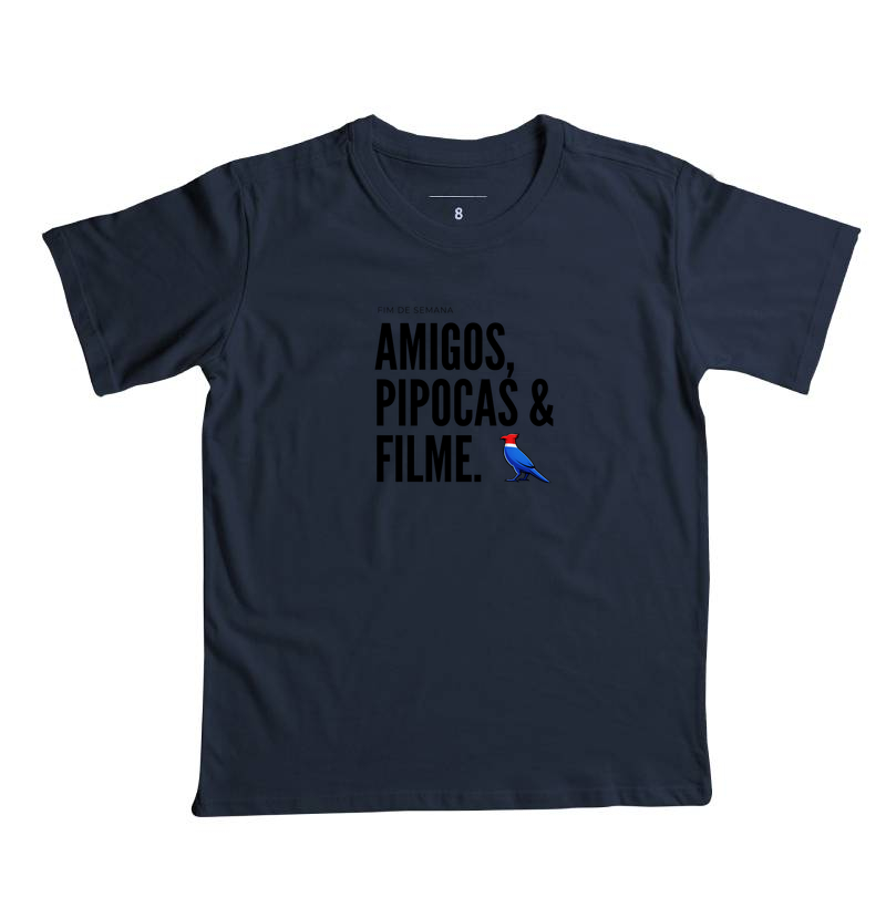 Essa estampa combina com quem tem um estilo urbano e alegre. É uma peça que comunica personalidade e bom humor, ótima para usar em encontros de fim de semana ou para presentear alguém que adora cinema e diversão. - Imagem 3