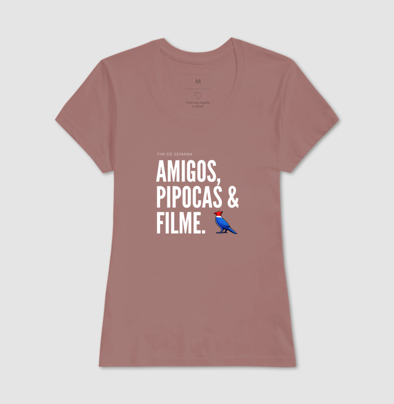  Essa estampa combina com quem tem um estilo urbano e alegre. É uma peça que comunica personalidade e bom humor, ótima para usar em encontros de fim de semana ou para presentear alguém que adora cinema e diversão.  - Imagem 15