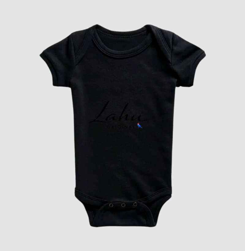 ✨ Essa estampa é um exemplo perfeito de elegância minimalista. O design apresenta o nome “Lahu” em uma caligrafia fluida e sofisticada, transmitindo leveza e autenticidade. Abaixo, o termo “ORIGINAL” surge em letras maiúsculas, equilibrando o conjunto com um toque de modernidade e firmeza. - Imagem 2