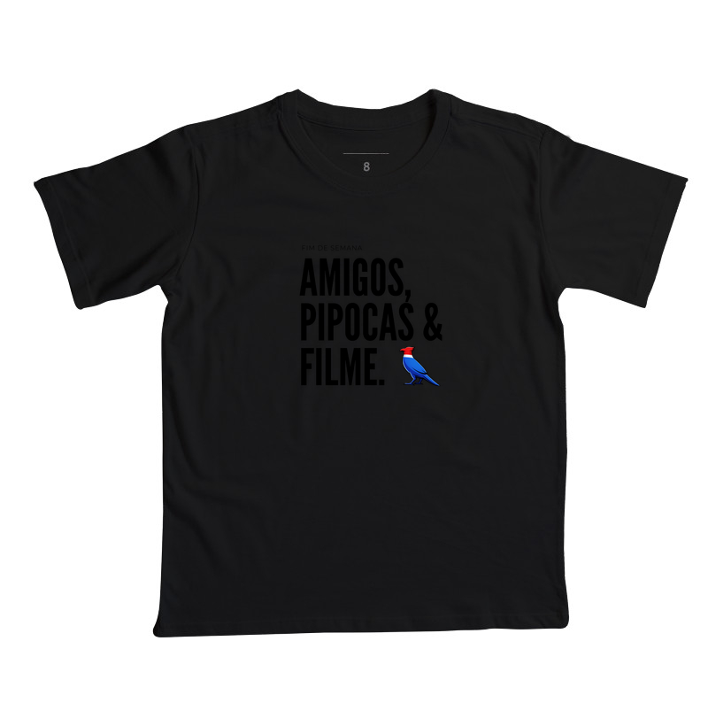 Essa estampa combina com quem tem um estilo urbano e alegre. É uma peça que comunica personalidade e bom humor, ótima para usar em encontros de fim de semana ou para presentear alguém que adora cinema e diversão. - Imagem 2