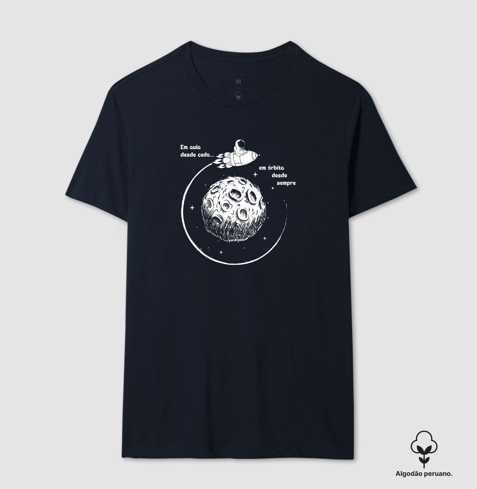 Camiseta - "Em aula desde cedo, em órbita desde sempre." - Imagem 5