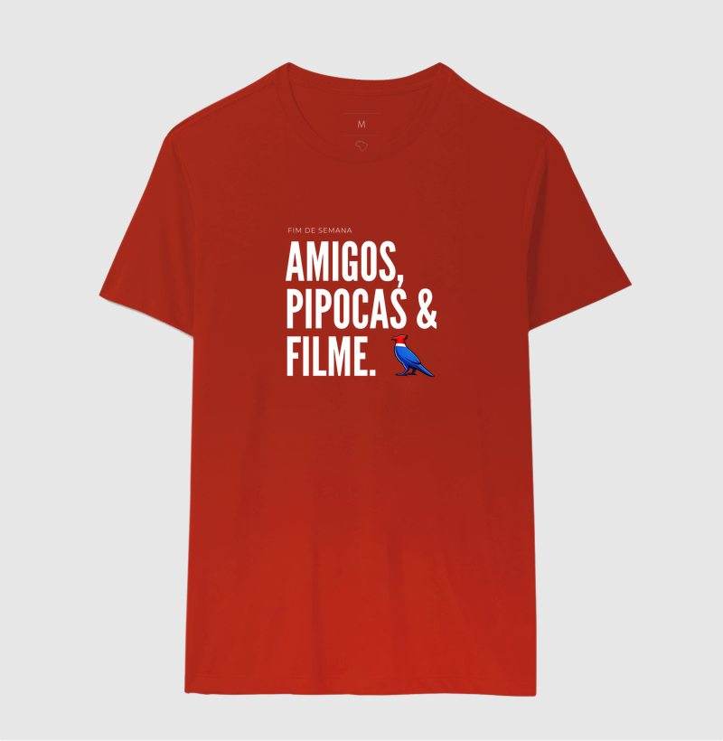  Essa estampa combina com quem tem um estilo urbano e alegre. É uma peça que comunica personalidade e bom humor, ótima para usar em encontros de fim de semana ou para presentear alguém que adora cinema e diversão.  - Imagem 8