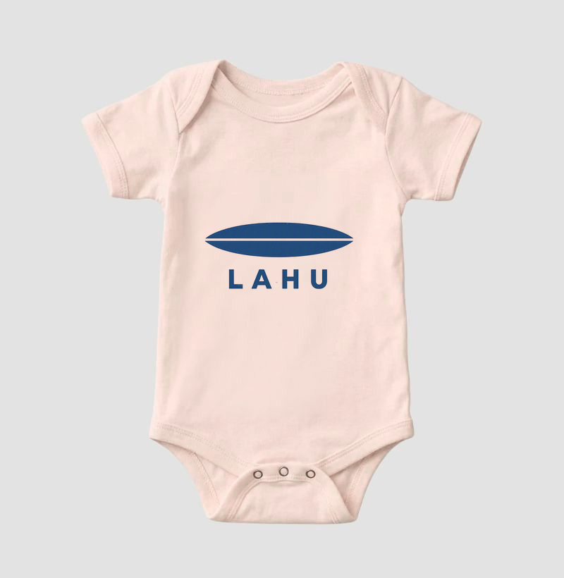 Minimalista, elegante e poderosa — essa estampa da LAHU traduz força e sofisticação em cada linha. O design limpo, com formas precisas e o azul profundo, transmite confiança e equilíbrio, evocando a energia do mar e o espírito livre de quem sabe o que quer. - Imagem 5