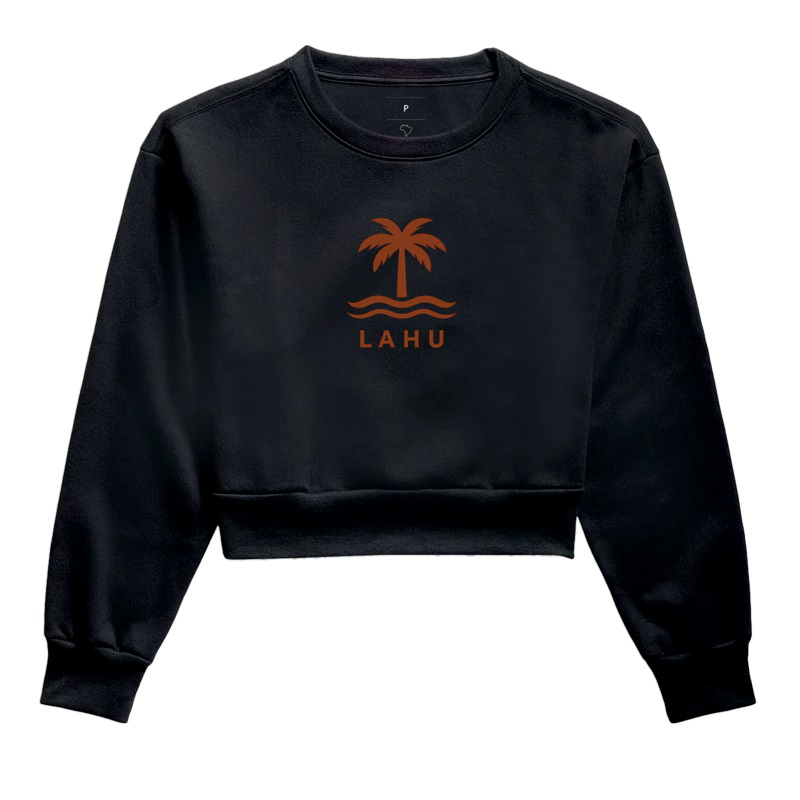 “Vista o verão o ano inteiro. A estampa LAHU é mais que um visual — é um estilo de vida. Inspirada nas praias tropicais e na leveza dos dias ensolarados, ela combina elegância natural e vibração positiva. Ideal para quem busca conforto, atitude e um toque de natureza em cada detalhe.” - Imagem 2