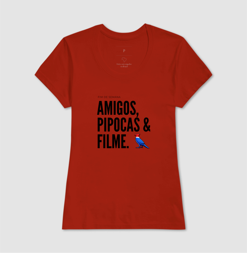 Essa estampa combina com quem tem um estilo urbano e alegre. É uma peça que comunica personalidade e bom humor, ótima para usar em encontros de fim de semana ou para presentear alguém que adora cinema e diversão. - Imagem 9