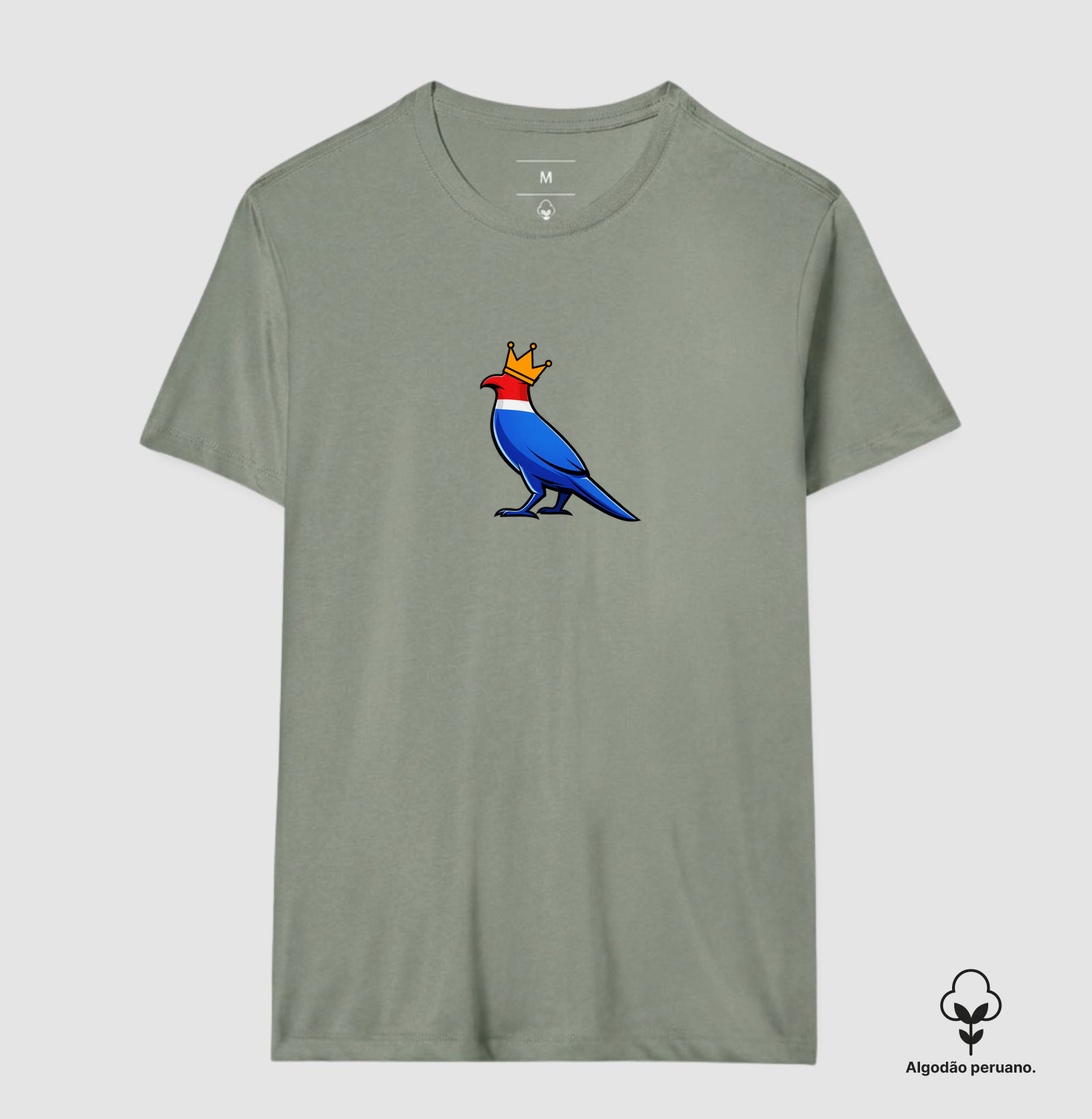 👑 O Carcará colocou sua coroa!  Mais que uma estampa, é um grito de orgulho nordestino. O Rei do Sertão surge com suas cores vibrantes — vermelho, branco e azul — representando a força, coragem e resistência de um povo que nunca se curva diante das dificuldades. - Imagem 9