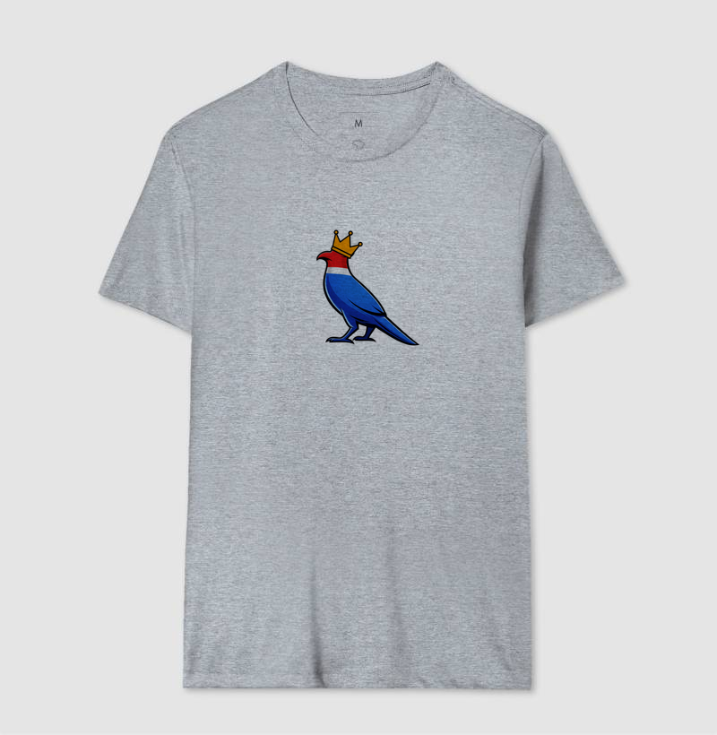 👑 O Carcará colocou sua coroa!  Mais que uma estampa, é um grito de orgulho nordestino. O Rei do Sertão surge com suas cores vibrantes — vermelho, branco e azul — representando a força, coragem e resistência de um povo que nunca se curva diante das dificuldades. - Imagem 8