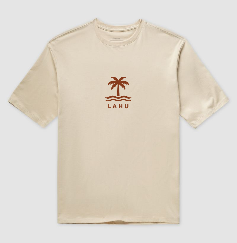 “Vista o verão o ano inteiro. A estampa LAHU é mais que um visual — é um estilo de vida. Inspirada nas praias tropicais e na leveza dos dias ensolarados, ela combina elegância natural e vibração positiva. Ideal para quem busca conforto, atitude e um toque de natureza em cada detalhe.” - Imagem 3