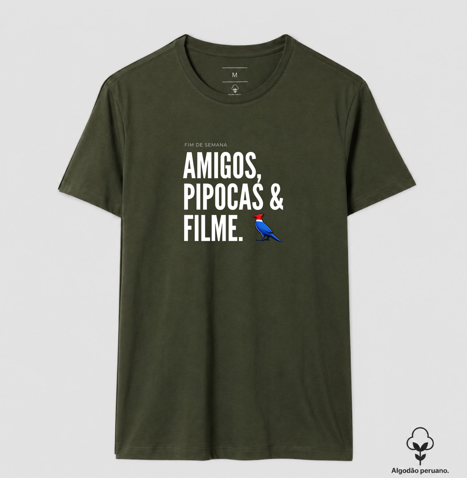  Essa estampa combina com quem tem um estilo urbano e alegre. É uma peça que comunica personalidade e bom humor, ótima para usar em encontros de fim de semana ou para presentear alguém que adora cinema e diversão.  - Imagem 8