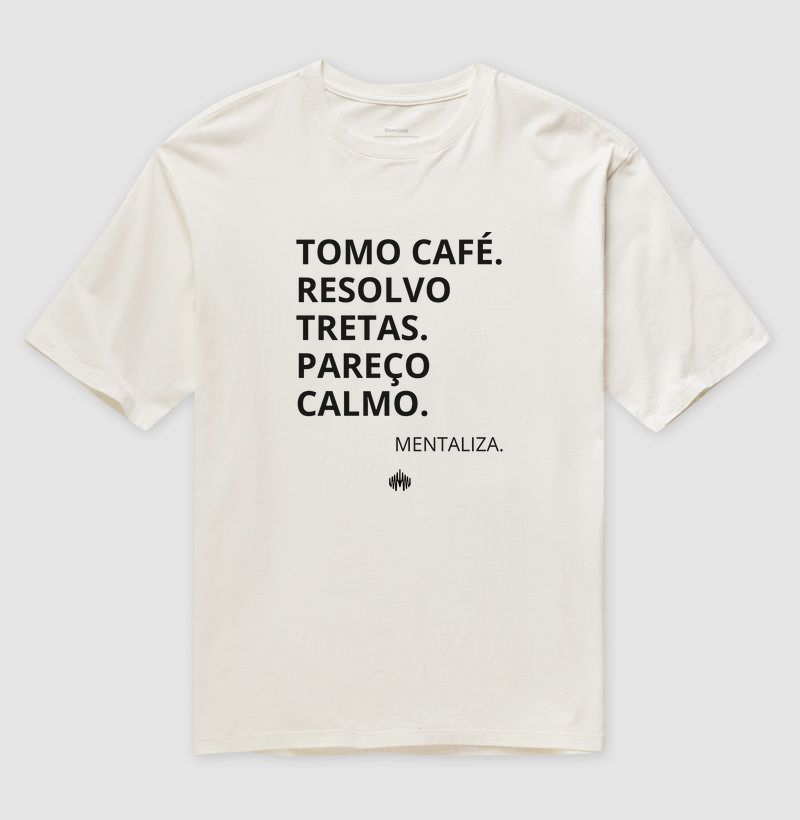 Tomo café. Resolvo tretas. Pareço calmo(a). - Camiseta Oversized