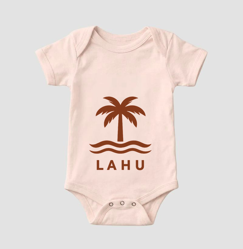 “Vista o verão o ano inteiro. A estampa LAHU é mais que um visual — é um estilo de vida. Inspirada nas praias tropicais e na leveza dos dias ensolarados, ela combina elegância natural e vibração positiva. Ideal para quem busca conforto, atitude e um toque de natureza em cada detalhe.” - Imagem 5