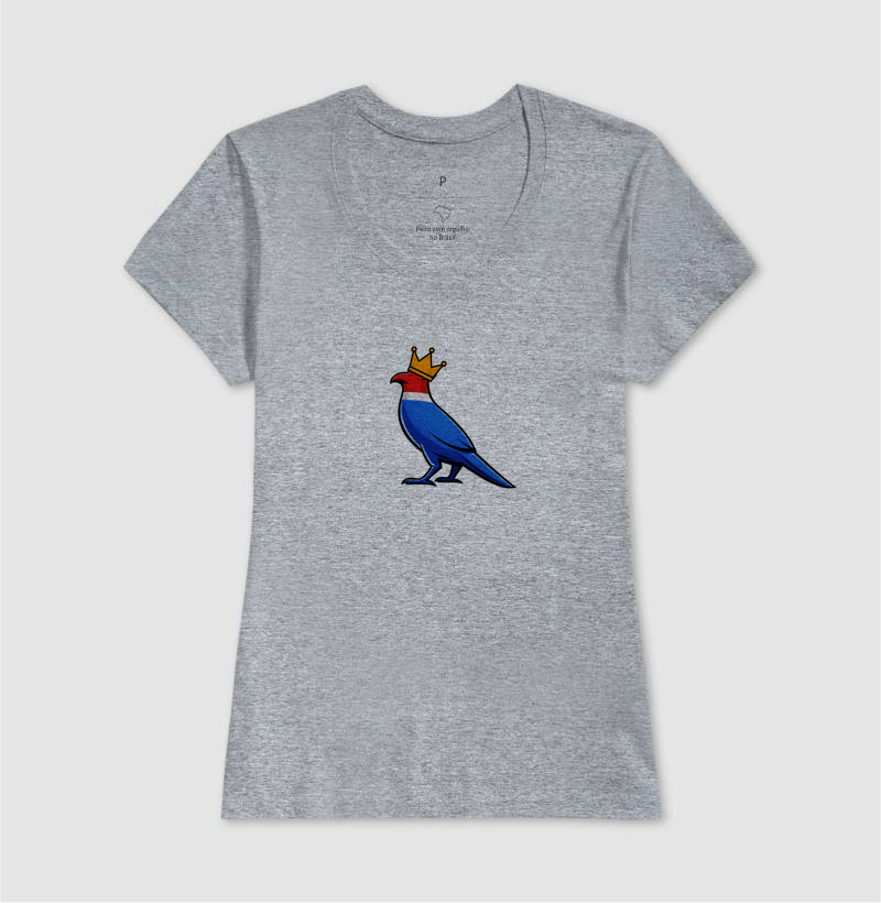 👑 O Carcará colocou sua coroa!  Mais que uma estampa, é um grito de orgulho nordestino. O Rei do Sertão surge com suas cores vibrantes — vermelho, branco e azul — representando a força, coragem e resistência de um povo que nunca se curva diante das dificuldades. - Imagem 9