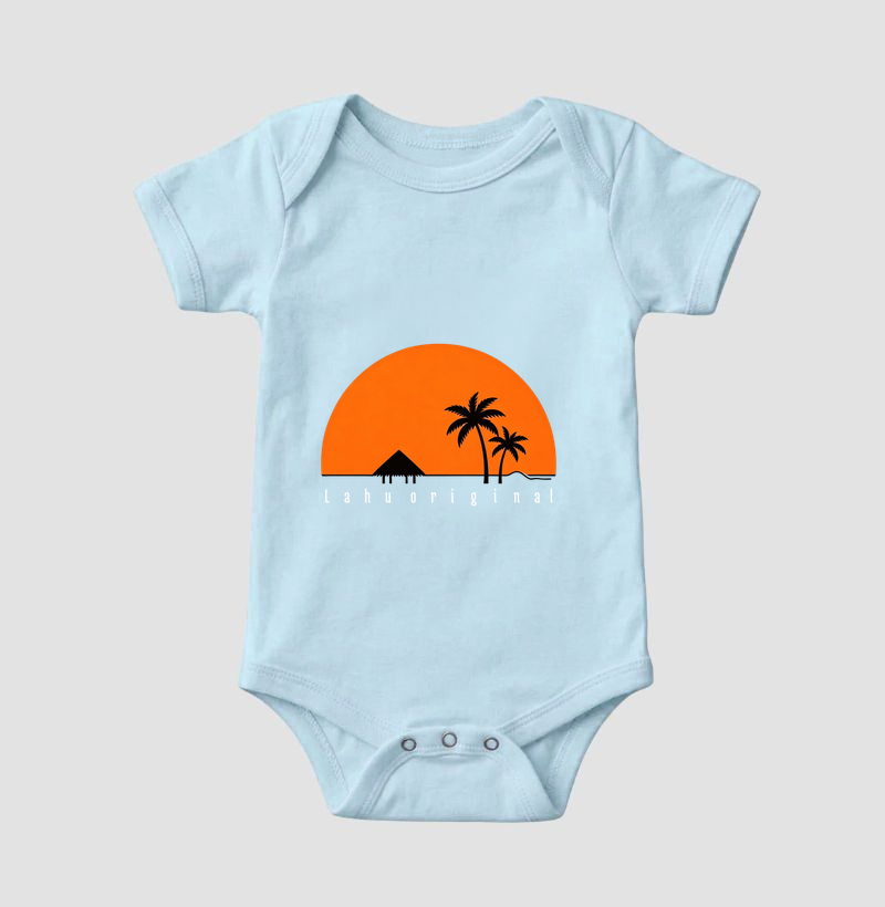 Essa estampa é um exemplo encantador do poder do minimalismo. Com poucos elementos — um grande sol alaranjado ao fundo, duas palmeiras negras e uma cabana simples — ela transmite uma sensação de tranquilidade tropical e liberdade.  - Imagem 4