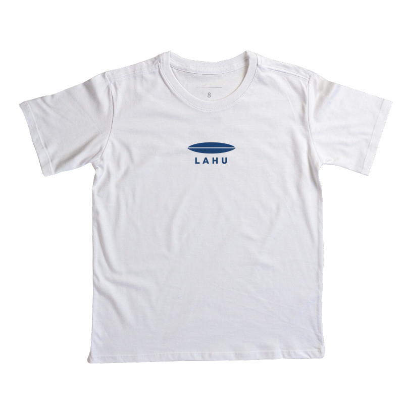 Minimalista, elegante e poderosa — essa estampa da LAHU traduz força e sofisticação em cada linha. O design limpo, com formas precisas e o azul profundo, transmite confiança e equilíbrio, evocando a energia do mar e o espírito livre de quem sabe o que quer. - Imagem 3
