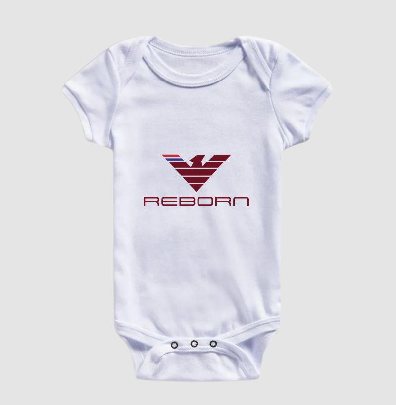 REBORN — RENASCER. MAIS FORTE. MAIS ALTO. Uma obra de arte no peito. Acima, a fênix — imponente, elegante, em tons que brilham com nobreza sobre o branco puro. Suas linhas são precisas, definidas, perfeitas: não é só um símbolo, é a promessa de quem nunca se deita. - Imagem 3