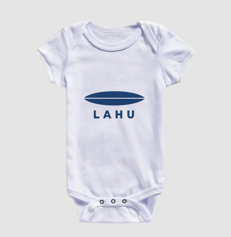 Minimalista, elegante e poderosa — essa estampa da LAHU traduz força e sofisticação em cada linha. O design limpo, com formas precisas e o azul profundo, transmite confiança e equilíbrio, evocando a energia do mar e o espírito livre de quem sabe o que quer. - Imagem 3