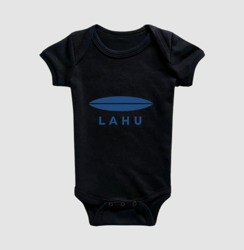 Minimalista, elegante e poderosa — essa estampa da LAHU traduz força e sofisticação em cada linha. O design limpo, com formas precisas e o azul profundo, transmite confiança e equilíbrio, evocando a energia do mar e o espírito livre de quem sabe o que quer. - Imagem 2