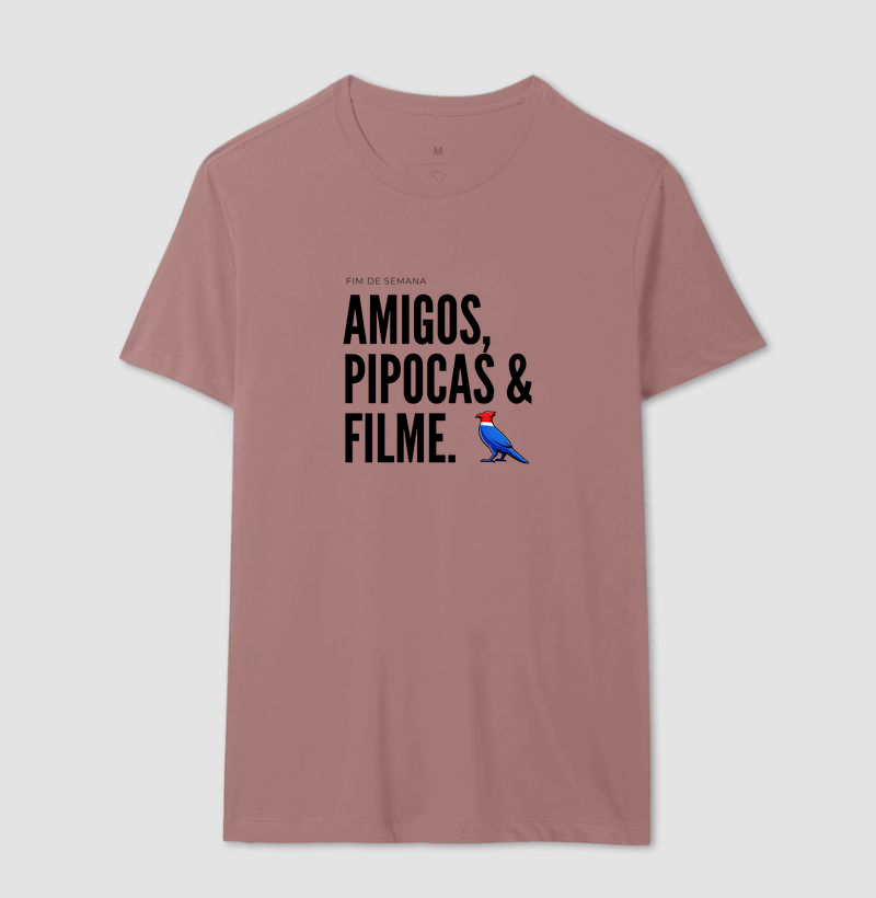Essa estampa combina com quem tem um estilo urbano e alegre. É uma peça que comunica personalidade e bom humor, ótima para usar em encontros de fim de semana ou para presentear alguém que adora cinema e diversão. - Imagem 14