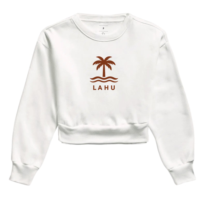 “Vista o verão o ano inteiro. A estampa LAHU é mais que um visual — é um estilo de vida. Inspirada nas praias tropicais e na leveza dos dias ensolarados, ela combina elegância natural e vibração positiva. Ideal para quem busca conforto, atitude e um toque de natureza em cada detalhe.” - Imagem 3