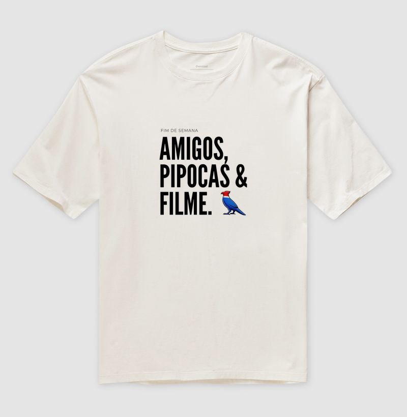 Essa estampa combina com quem tem um estilo urbano e alegre. É uma peça que comunica personalidade e bom humor, ótima para usar em encontros de fim de semana ou para presentear alguém que adora cinema e diversão. - Imagem 4