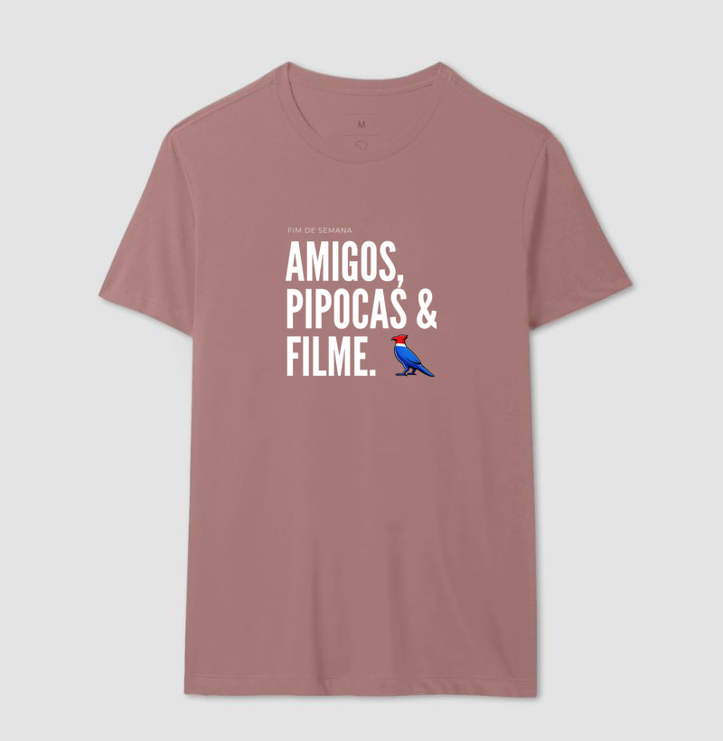  Essa estampa combina com quem tem um estilo urbano e alegre. É uma peça que comunica personalidade e bom humor, ótima para usar em encontros de fim de semana ou para presentear alguém que adora cinema e diversão.  - Imagem 14