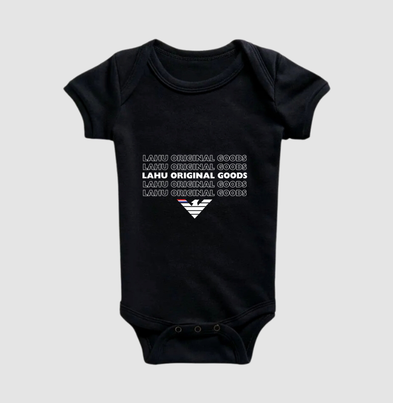 🦅 LAHU ORIGINAL GOODS | A Essência da Identidade Absoluta  A estampa LAHU ORIGINAL GOODS é a expressão máxima da autenticidade, da força e do orgulho de pertencer. Com um design marcante e moderno, a repetição do nome da marca cria uma composição poderosa que simboliza consistência, confiança e a construção de um legado que atravessa gerações. - Imagem 2