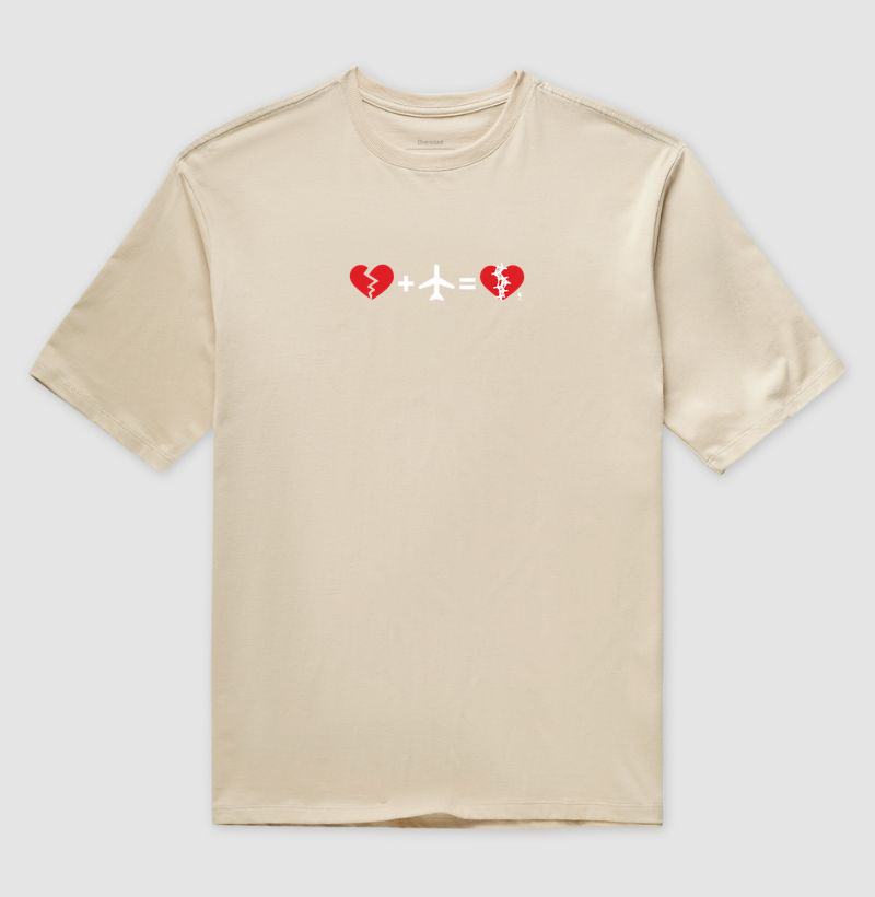 Camiseta Coracao Partido Mais Aviao Igual Coracao Curado | Equacao Viagem Humor | Colecao Viciados em Viagem - Imagem 3