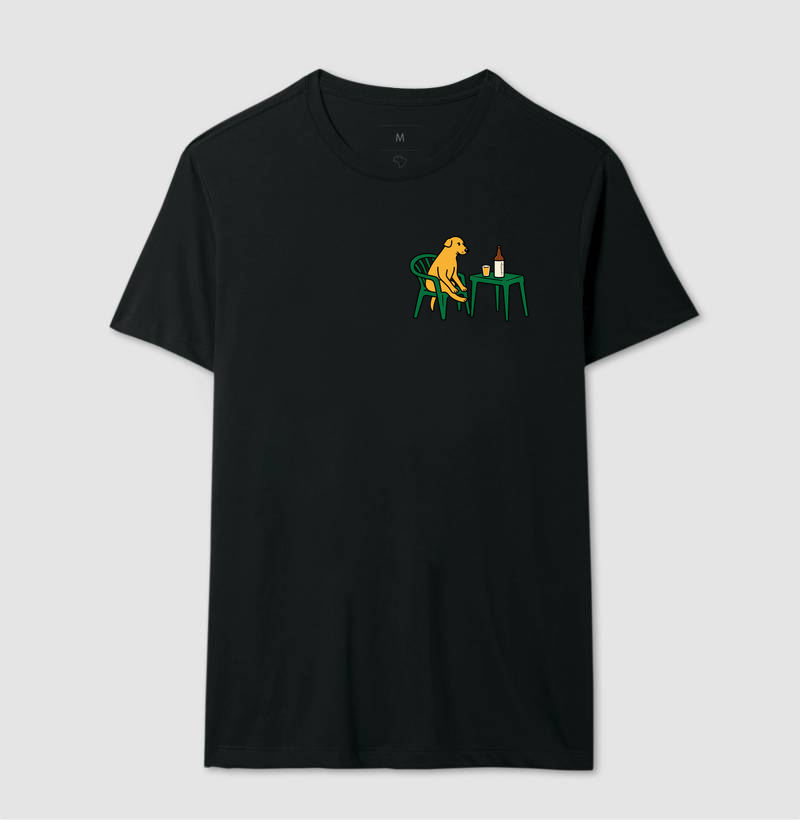 Camiseta Caramelo refletindo na mesa de um Bar - Imagem 2