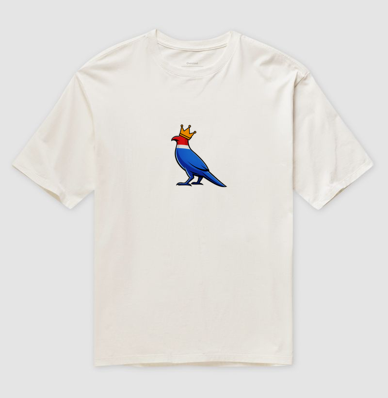 👑 O Carcará colocou sua coroa!  Mais que uma estampa, é um grito de orgulho nordestino. O Rei do Sertão surge com suas cores vibrantes — vermelho, branco e azul — representando a força, coragem e resistência de um povo que nunca se curva diante das dificuldades. - Imagem 4