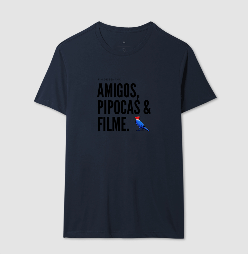 Essa estampa combina com quem tem um estilo urbano e alegre. É uma peça que comunica personalidade e bom humor, ótima para usar em encontros de fim de semana ou para presentear alguém que adora cinema e diversão. - Imagem 4