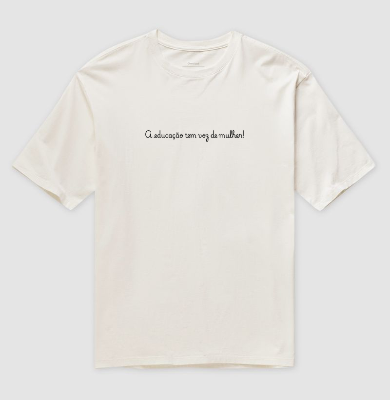 Camiseta Oversized - A educação tem voz de mulher - Letras Pretas - Imagem 3