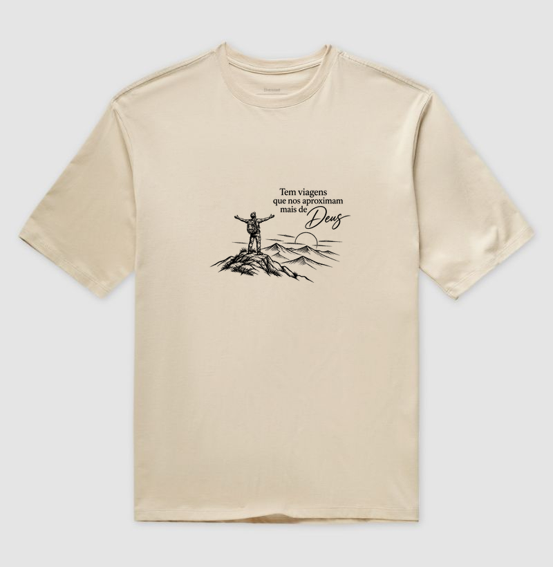Camiseta Oversized | Tem Viagens que nos Aproximam de Deus - Imagem 3