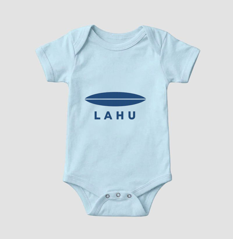 Minimalista, elegante e poderosa — essa estampa da LAHU traduz força e sofisticação em cada linha. O design limpo, com formas precisas e o azul profundo, transmite confiança e equilíbrio, evocando a energia do mar e o espírito livre de quem sabe o que quer. - Imagem 4