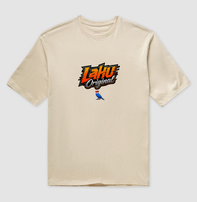  estilo moderno, minimalista e cheio de personalidade. Confeccionada em tecido leve e confortável, é perfeita para quem gosta de unir moda e autenticidade. A estampa Lahu dá aquele toque urbano e descolado, ideal para compor looks casuais e destacar sua identidade." - Imagem 3