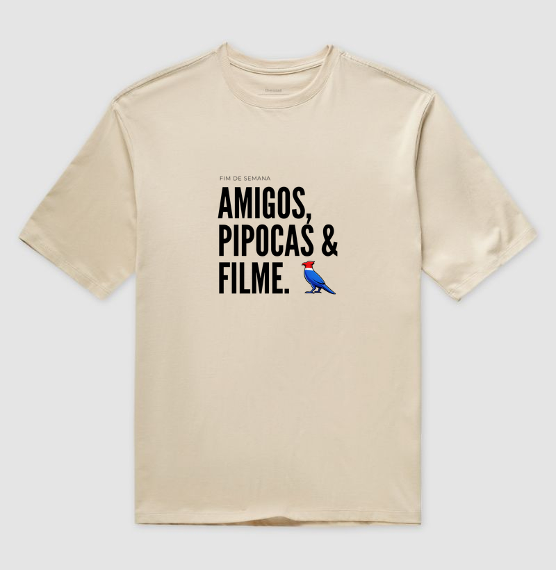 Essa estampa combina com quem tem um estilo urbano e alegre. É uma peça que comunica personalidade e bom humor, ótima para usar em encontros de fim de semana ou para presentear alguém que adora cinema e diversão. - Imagem 3