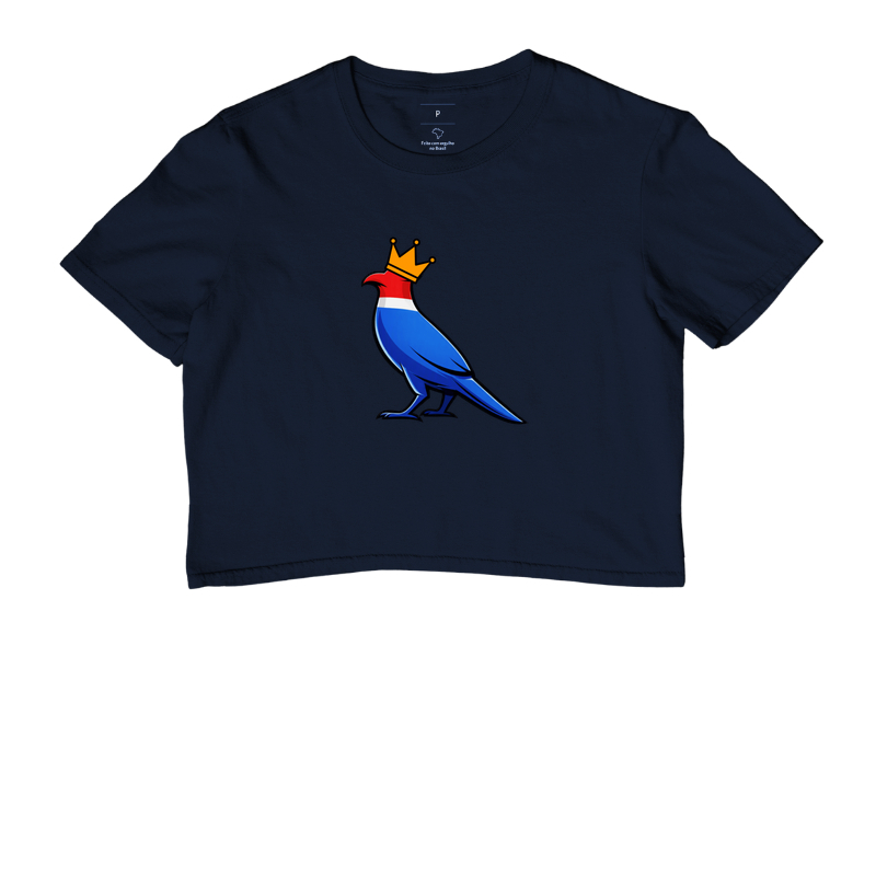 👑 O Carcará colocou sua coroa!  Mais que uma estampa, é um grito de orgulho nordestino. O Rei do Sertão surge com suas cores vibrantes — vermelho, branco e azul — representando a força, coragem e resistência de um povo que nunca se curva diante das dificuldades. - Imagem 4
