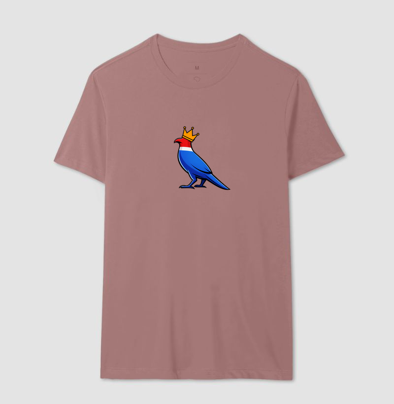👑 O Carcará colocou sua coroa!  Mais que uma estampa, é um grito de orgulho nordestino. O Rei do Sertão surge com suas cores vibrantes — vermelho, branco e azul — representando a força, coragem e resistência de um povo que nunca se curva diante das dificuldades. - Imagem 16